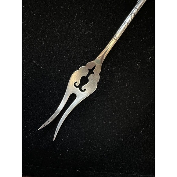 Antique Reed & Barton Sterling Pickle / Olive Fork La Reine - Picture 3 of 6